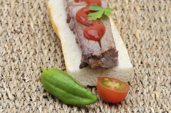 Steak sandwich dengan lada dan tomat — Stok Foto