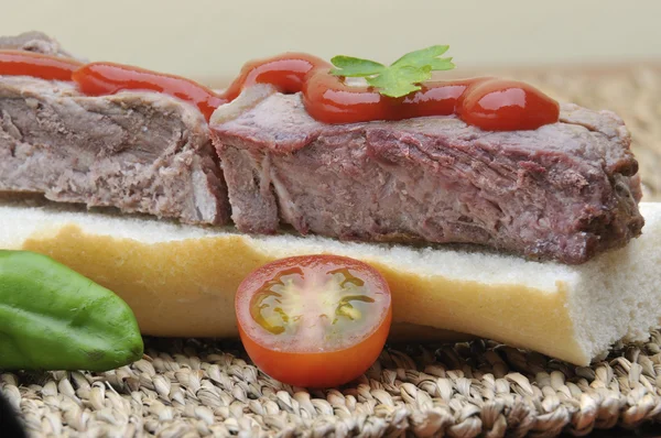 Sanduíche de bife com pimenta e tomate — Fotografia de Stock