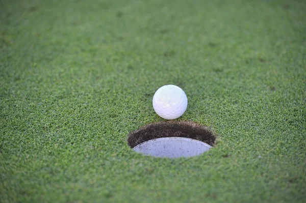 Buraco de golfe com bola — Fotografia de Stock