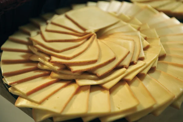 Bandeja de queijo fatiado — Fotografia de Stock