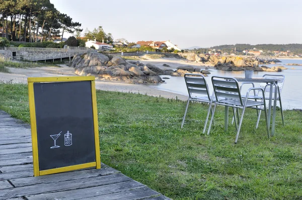 在海滩上的海报板餐厅菜单. — 图库照片