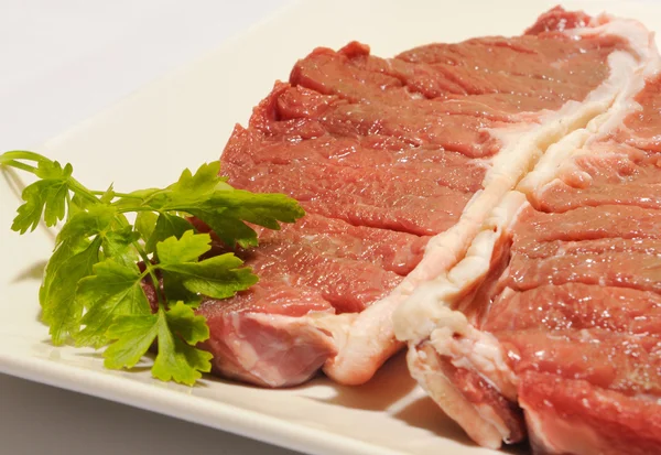 Bife de carne crua entrecot com salsa — Fotografia de Stock