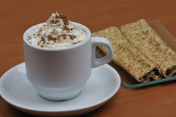 Caffè viennese con cannella e muffin al cioccolato — Foto Stock