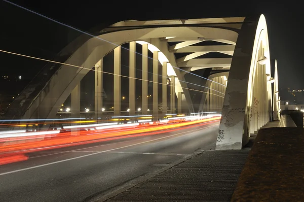 Vue de nuit du pont de fer sur la rivière Photo De Stock