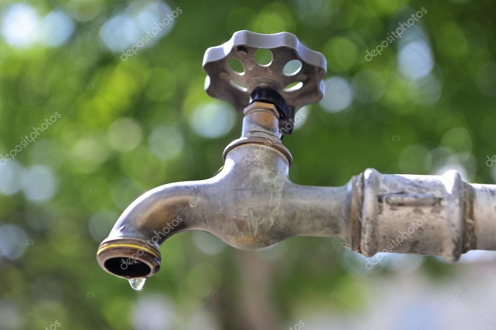 http://st.depositphotos.com/3038747/3896/i/950/depositphotos_38963219-Bronze-metallic-faucet-with-water-drop.jpg