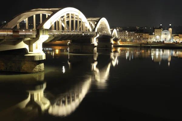 Night view of the iron bridge over the river — Stock Photo, Image
