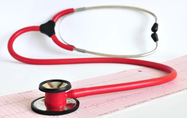Stéthoscope rouge et papier EKG — Photo