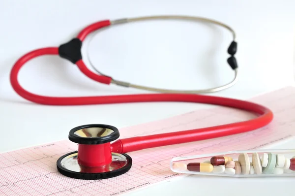 Stetoscopio rosso e carta ECG — Foto Stock