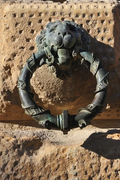 Golpeador de león de bronce —  Fotos de Stock