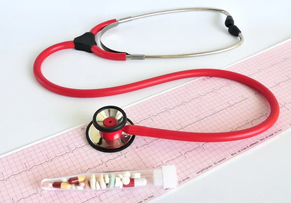 Stetoscopio rosso e carta ECG — Foto Stock