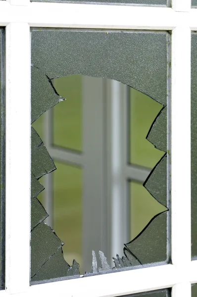 Gebroken glas venster — Stockfoto