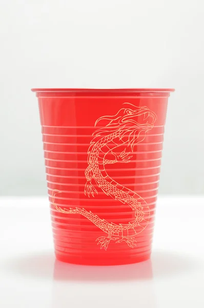 Roter Plastikbecher mit Drachen — Stockfoto