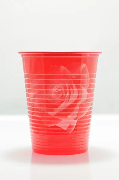 Roter Plastikbecher — Stockfoto