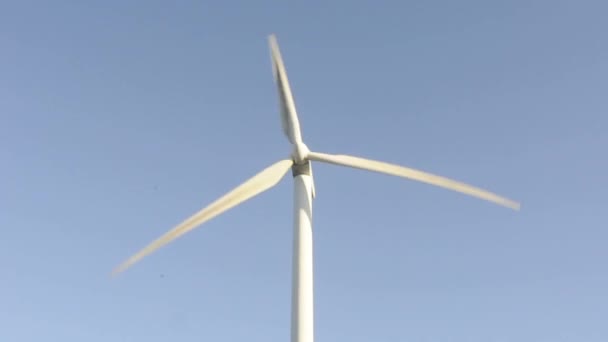 Větrný mlýn nahoru v modré obloze — Stock video
