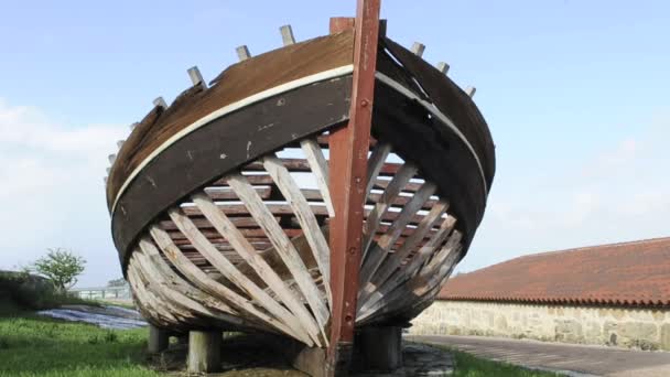 Wooden structure of ancient galleons playing the Rias Baixas — Stock Video