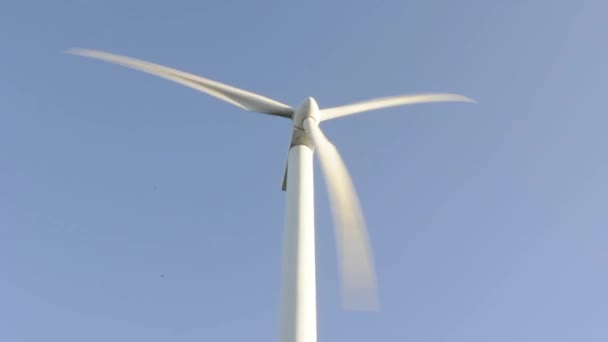 Větrný mlýn nahoru v modré obloze — Stock video