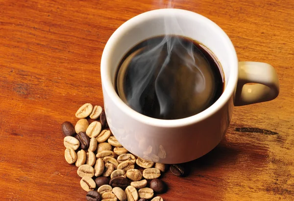 Кофейная чашка с зерном — стоковое фото