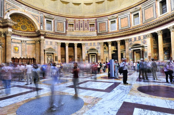 Pantheon en toeristen. — Stockfoto