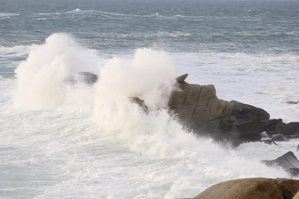 Atlantische kust en temporele kracht van de golven — Stockfoto