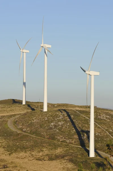 Parque de molinos de viento en las montañas —  Fotos de Stock