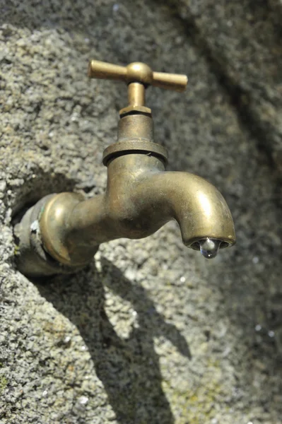 Grifo metálico con gota de agua — Foto de Stock