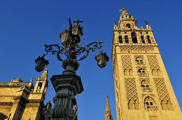 Monumento a la Catedral de Sevilla y al campanario Giralda —  Fotos de Stock