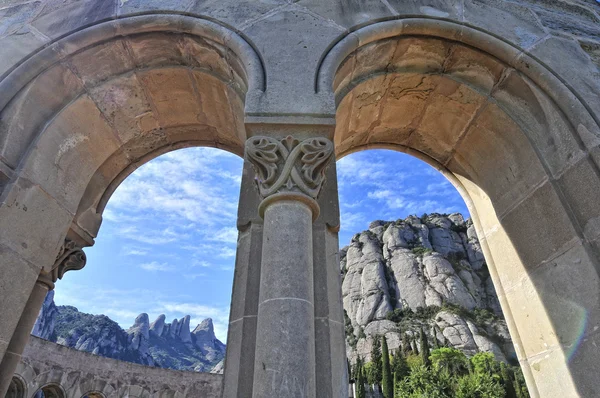 Montserrat montagna con archi del monastero — Foto Stock