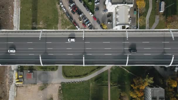 高速マルチレーン道路で空中からの景色を一望できます 車の動きは高速で1つの方法で スペースのコピー — ストック動画