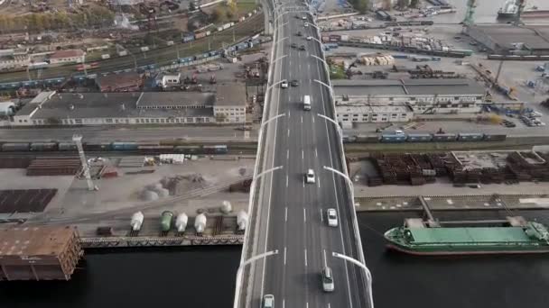 Вид Воздуха Многополосную Дорогу Возвышенном Мосту Машины Движутся Высокой Скорости — стоковое видео