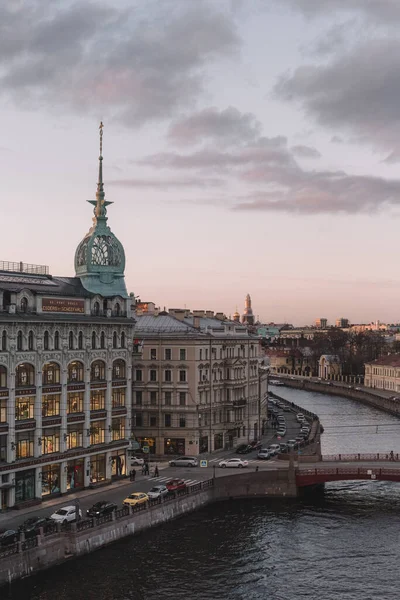 Vertikale Aufnahme Der Stadtlandschaft Von Pont Rouge Geschäft Rote Brücke — Stockfoto