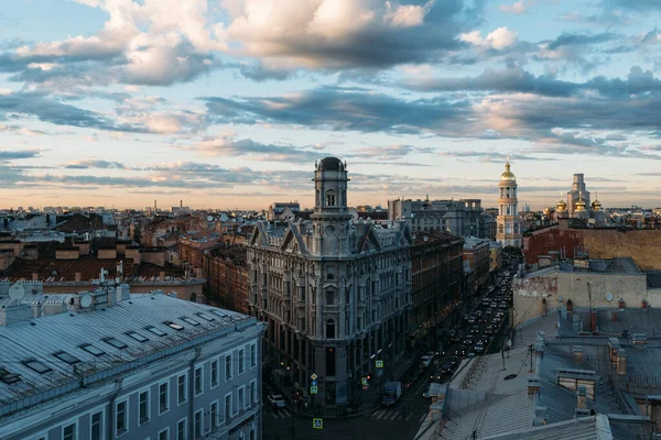 St. Petersburg, Rusya 'da Five Corners Meydanı' nda kulesi olan Neoklasisizm yerleşim evi. Bulutlu gün batımı gökyüzü. Güzel manzara. Arkaplandaki the-mirsky Katedrali. Seyahat hedefi