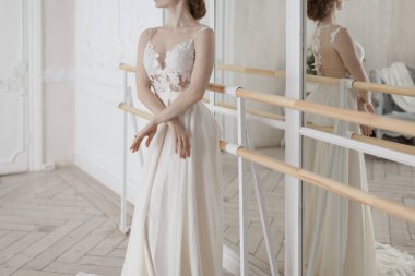 Kremalı, yere kadar uzanan gelinlik içinde güzel bir gelin. Evliliğe hazırlanıyorum. Ciddi bir olay. Damadı bekliyorum. Doğal güneş ışığı