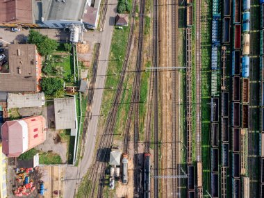 Demiryolu tasnif istasyonunun üst manzarası. Tren istasyonunda malları olan yük vagonları. Lojistik ithalat ve ihracat. Endüstriyel arazi. Ağır endüstri. Hava fotoğrafı. Yük işleme.