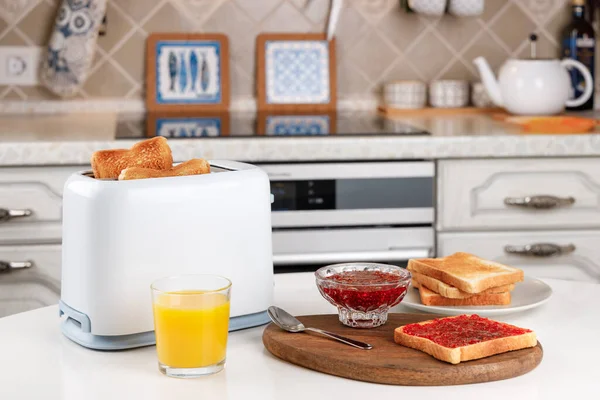 Tostadora Blanca Vaso Jugo Naranja Rebanadas Pan Tostado Tostadas Crujientes — Foto de Stock