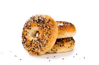 Beyaz arka planda izole edilmiş taze pişmiş ekşi ekmek.