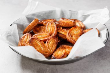 Puf kurabiyesi palmier veya fil kulağı, karamelize ve çıtır börek.