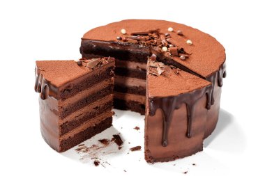 Koyu Belçika çikolatalı, ganache kremalı ve çikolatalı süper çikolatalı kek. Beyaz arkaplanda izole