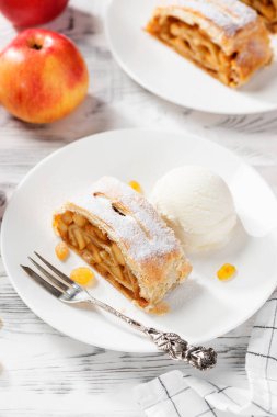 Geleneksel ev yapımı elmalı turta, karamelli elma ve kuru üzümlü, dondurma topuyla servis edilir..