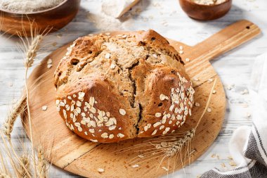 Geleneksel İrlanda Soda Ekmeği sağlıklı yaşam tarzı için tam tahıl unu. Beyaz tahta arkaplan