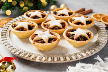 Geleneksel İngiliz Noel pastası elma, kuru üzüm ve fındık dolgulu kıymalı börek.. 