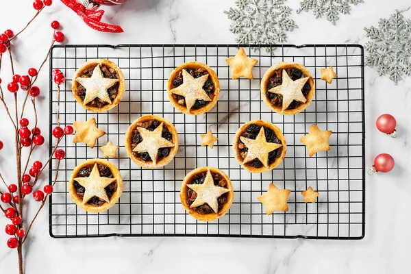 Traditionelles Britisches Weihnachtsgebäck Mince Pies Mit Apfel Rosinen Nüssen Füllung — Stockfoto