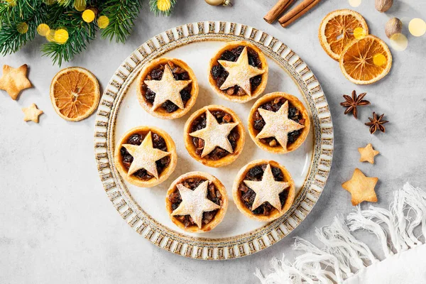 Traditionelles Britisches Weihnachtsgebäck Mince Pies Mit Apfel Rosinen Nüssen Füllung — Stockfoto