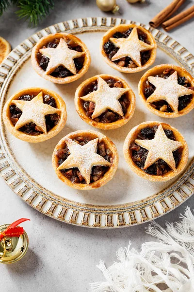 Traditionelles Britisches Weihnachtsgebäck Mince Pies Mit Apfel Rosinen Nüssen Füllung — Stockfoto