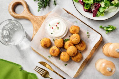 Vejetaryen nohut köftesi ve taze yeşil salata. Geleneksel Orta Doğu ve Arap yemekleri. Üst görünüm