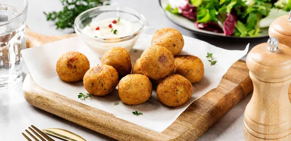 Vegetariska Kikärter Falafel Bollar Med Färska Gröna Sallad Traditionell Mat — Stockfoto