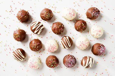 Mutlu tatil günleri için lüks el yapımı çikolatalı trüf. beyaz arkaplan, üst görünüm