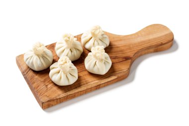 Ev yapımı çiğ mantı ve tavuk eti. Etli ve sebzeli Çin mantısı. beyaz arkaplanda izole