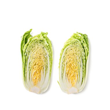 Beyaz arka planda taze kesilmiş Çin lahanası..