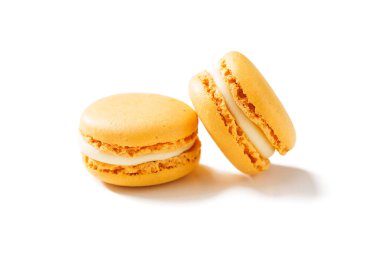 Beyaz arka planda izole edilmiş iki sarı limonlu kurabiye..