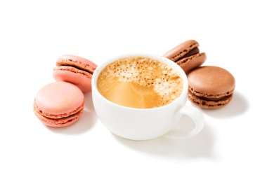 Beyaz arka planda izole edilmiş bir fincan kahveli renkli badem kurabiyesi.